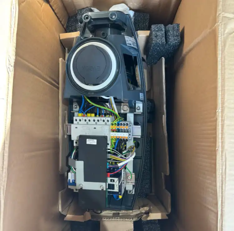 EVBOX-B3322E1801-Dwuportowa-Stacja-Ładowania-3P-+-N-+-PE